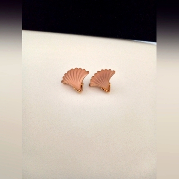 Whiting & Davis Earrings Frosted Peach Glass Shell Shape RARE FIND - Picture 3 of 9